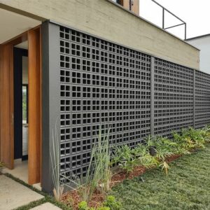 modernismo na arquitetura: entrada de residência feita com elementos vazados de concreto