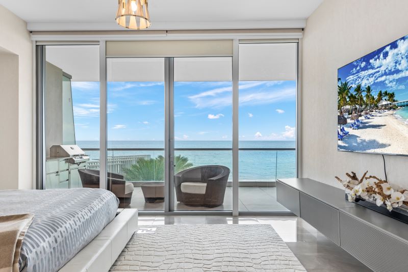 sala integrada com varanda pequena​